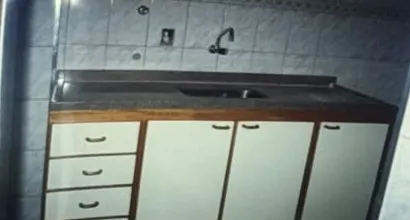 Fotografia antiga em papel: gabinete de pia com portas brancas