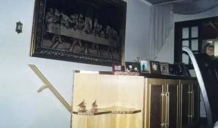 Fotografia antiga em papel: aparador em madeira clara