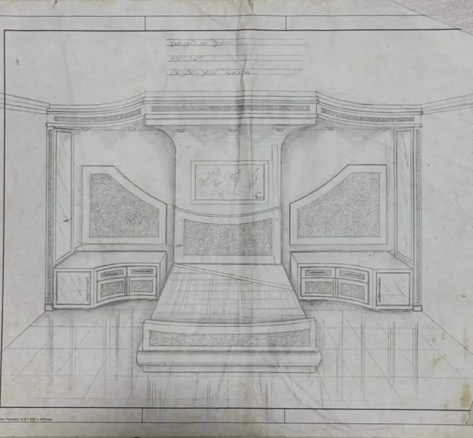 Desenho a lápis de um dormitório visto de frente, com cabeceira, painéis e criados, em folha com margem técnica