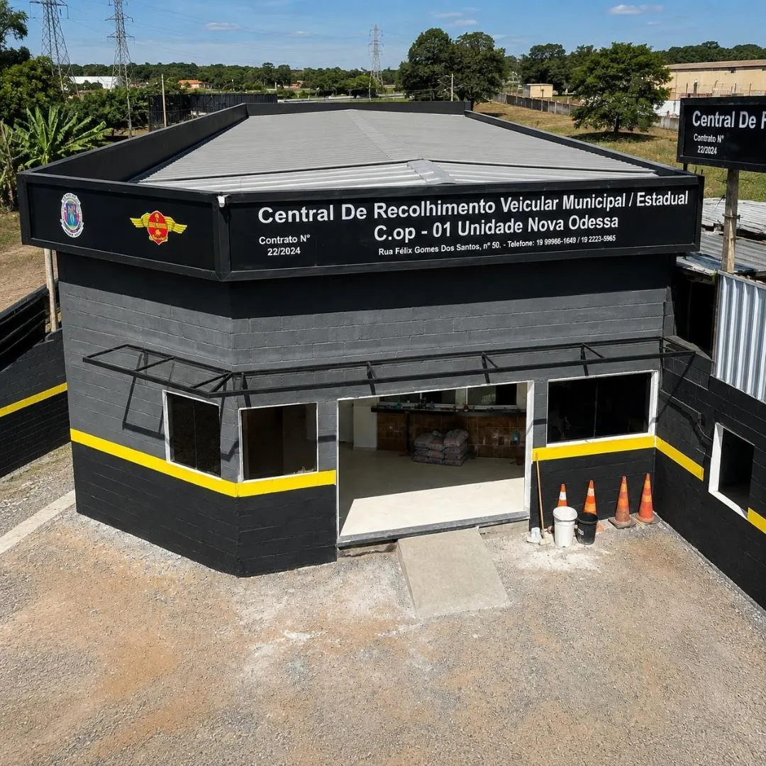 Fachada comercial preta com os vãos ainda abertos, antes da instalação dos vidros