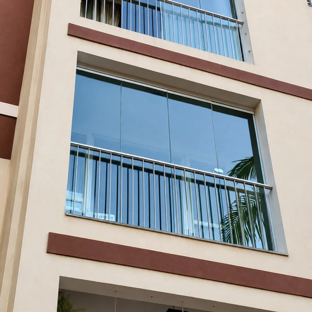Sacada de apartamento fechada com painéis de vidro, vista de baixo