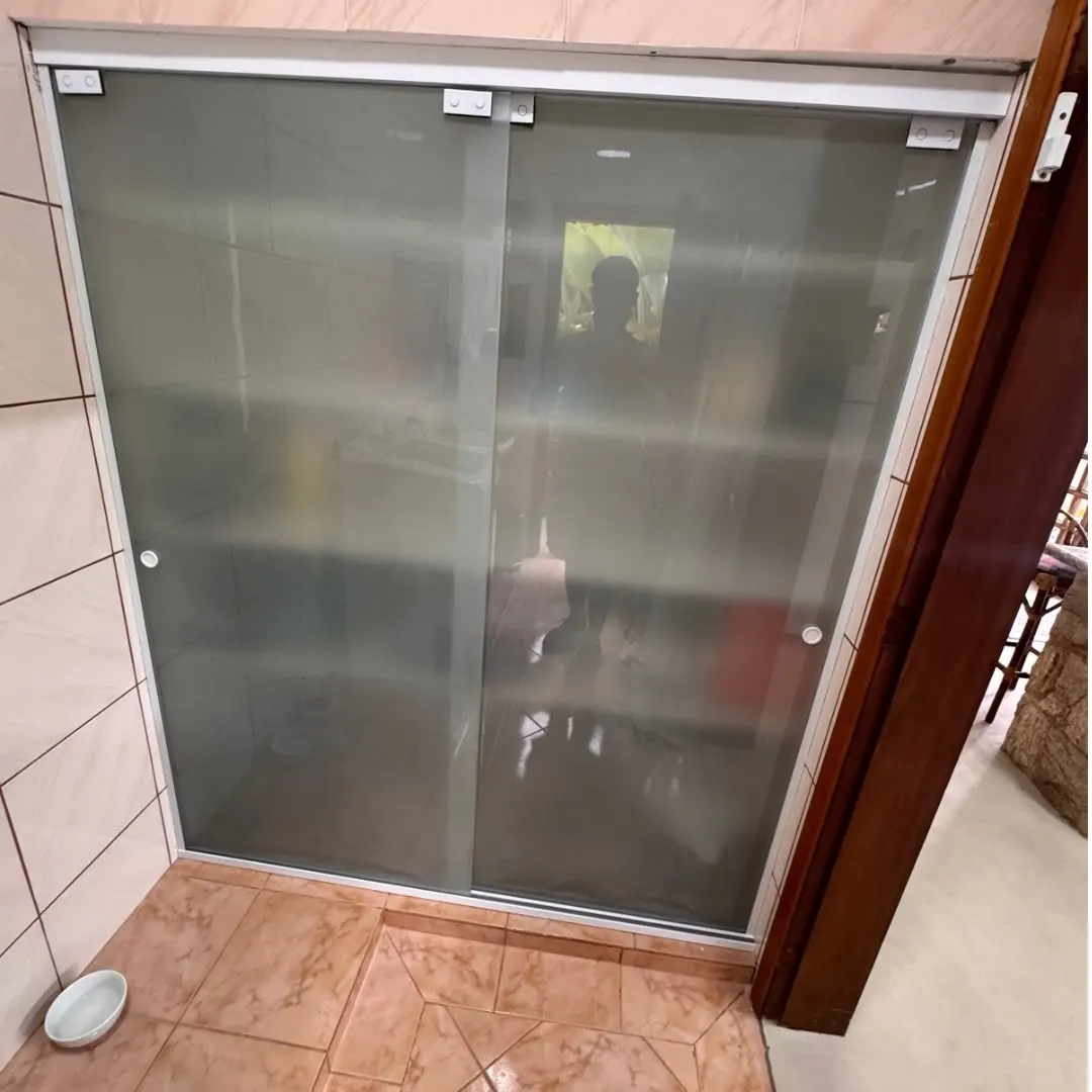 Box de banheiro em vidro jateado, com portas de correr