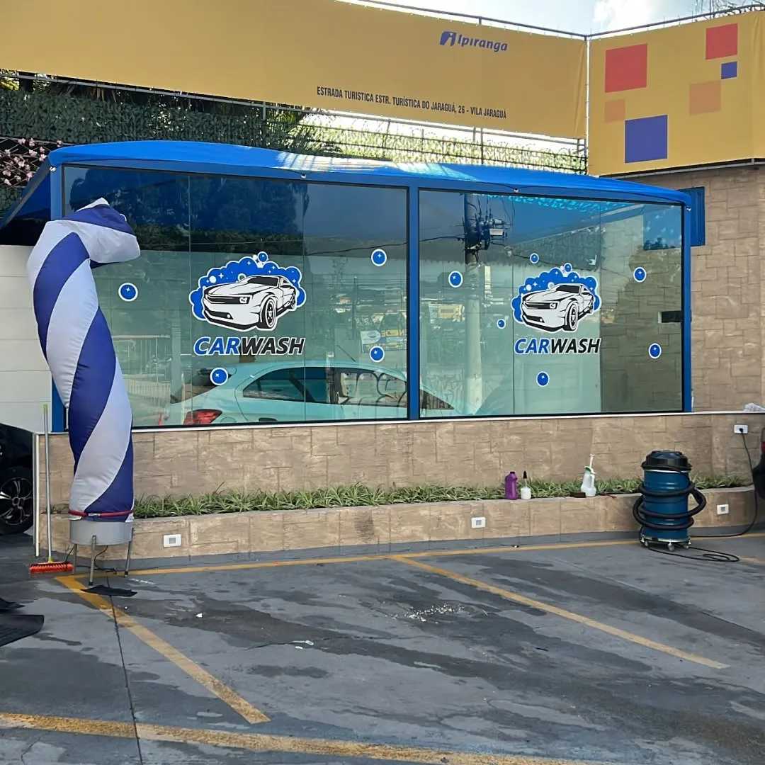 Fechamento em vidro de um espaço comercial, com cobertura azul