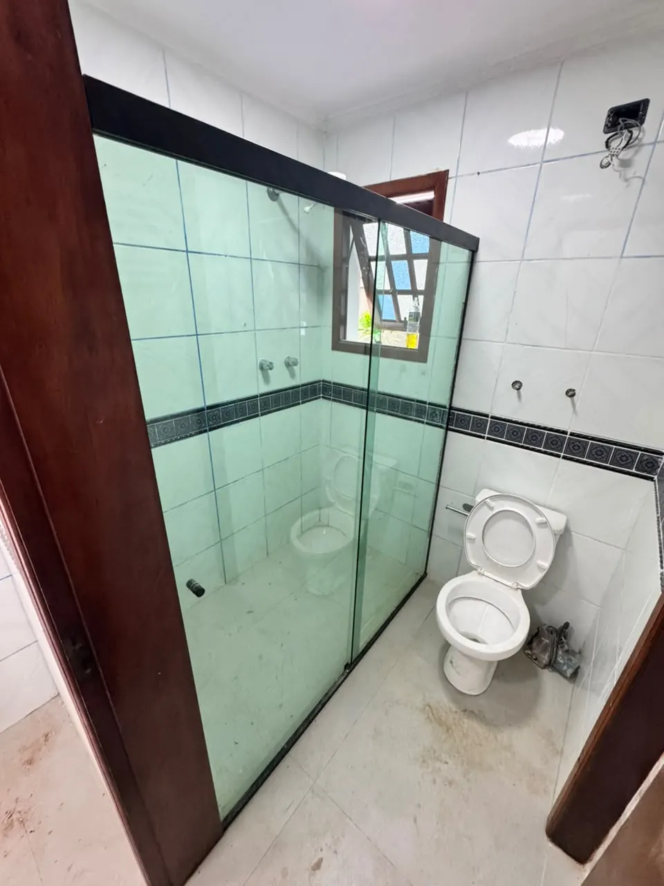 Box de banheiro em vidro verde com perfil escuro