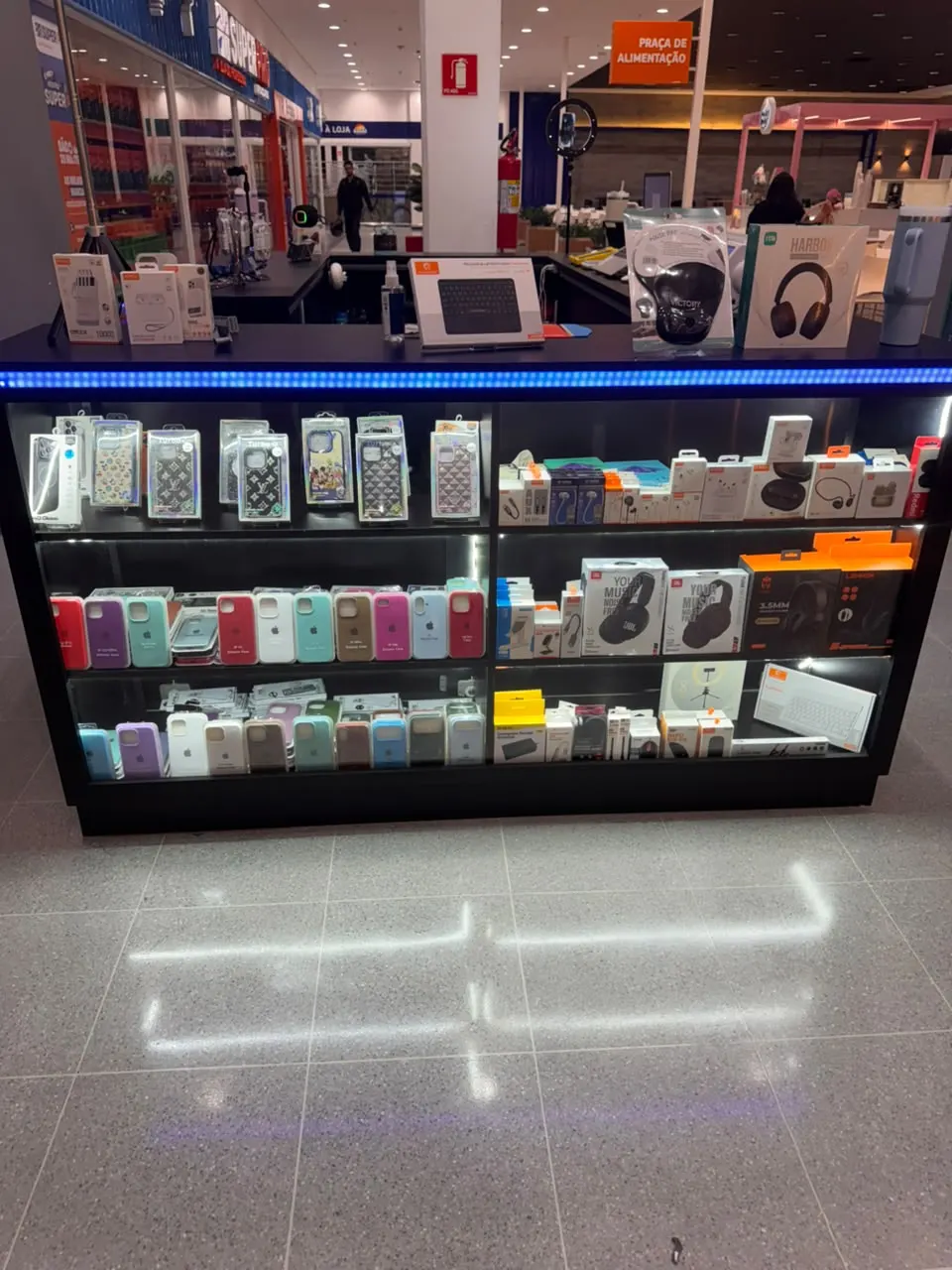 Vitrine de quiosque com prateleiras de vidro iluminadas