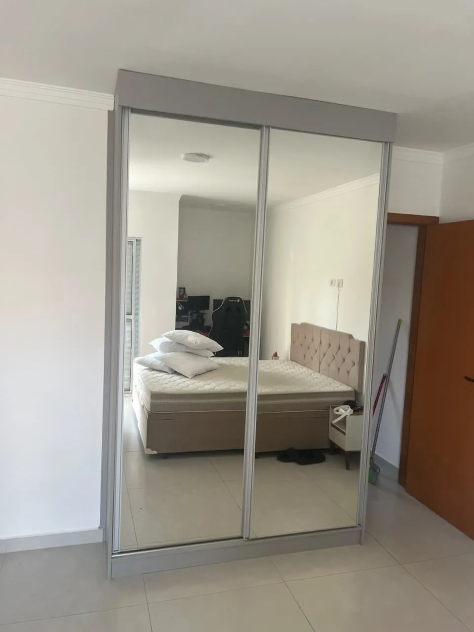 Guarda-roupa com duas portas de correr espelhadas, do piso ao teto