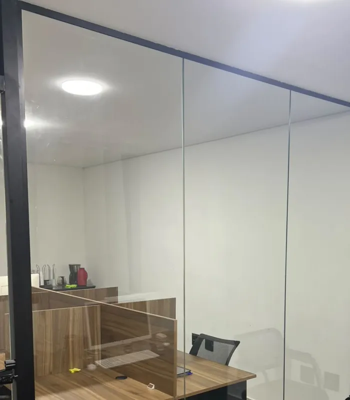 Divisória de vidro com perfil preto em escritório