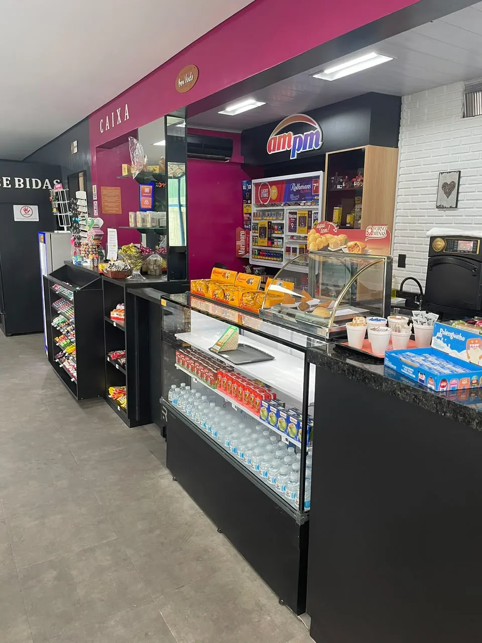 Loja de conveniência com balcão de atendimento, expositores e vitrine refrigerada